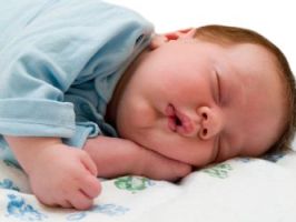 Когда ребенку можно спать на подушке?