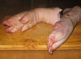 Как приготовить свиные ножки?