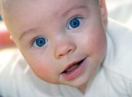 Когда меняется цвет глаз у новорожденных?