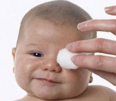 Чем промывать глаза новорожденному?