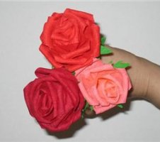 Как сделать розу из гофрированной бумаги?
