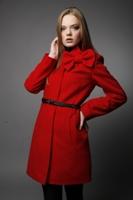 С чем носить красное пальто?