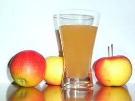 Чем полезен яблочный сок?