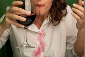 Как отстирать красное вино с одежды?
