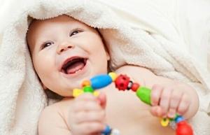 Когда появляются первые зубы у ребенка?