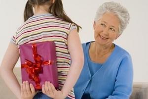 Что подарить бабушке на 80 лет?