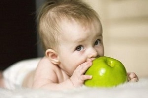 Когда можно давать ребенку свежее яблоко?