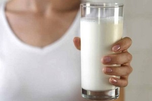 Полезно ли пить молоко на ночь?