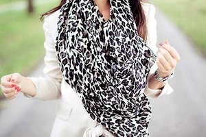 С чем носить леопардовый шарф?