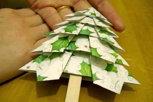 Как сделать елку из открыток?
