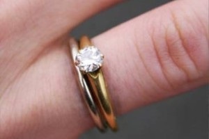 Почему чернеет палец от золотого кольца?
