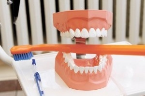 Как отбелить зубные протезы в домашних условиях?
