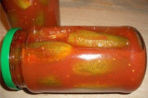 Огурцы с чесноком в томатной заливке
