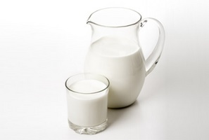 Можно ли пить молоко кормящей маме?