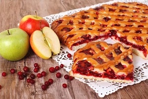 Пирог с брусникой и яблоками