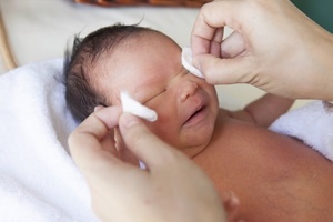 Закисают глазки у новорожденного, чем лечить?