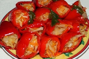 Перец, маринованный с салатом и специями