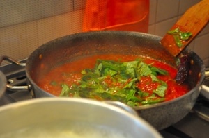 Помидоры с чесноком и базиликом в томатном соусе
