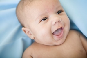 Когда ребенок начинает улыбаться осознанно?
