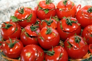 Маринованные помидоры с чесноком и укропом