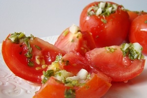Маринованные помидоры с кинзой