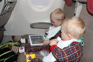 Чем занять трехлетнего ребенка в самолете?