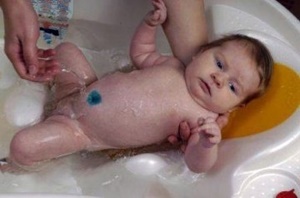 При какой температуре купать новорожденного ребенка?