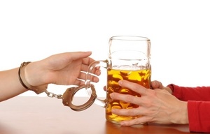 Признаки и симптомы пивного алкоголизма у женщин