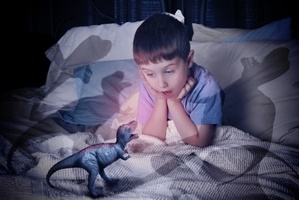 Ребенок боится спать один в комнате, что делать?