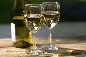 Белое сухое вино: польза и вред