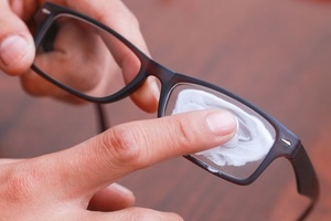 Как удалить царапины с очков с пластиковыми линзами?