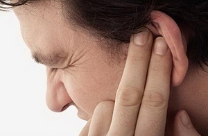 Серная пробка в ухе: причины и симптомы