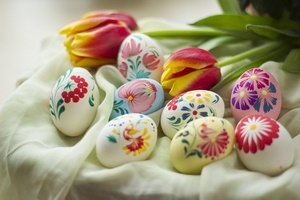 Роспись пасхальных яиц красками