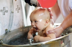 Можно ли крестить ребенка на Пасхальной неделе?