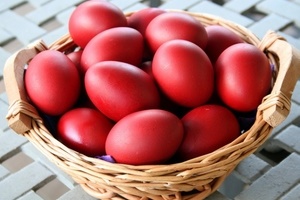 Почему яйца красят в красный цвет на Пасху?
