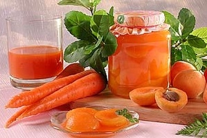 Абрикосы в морковно-лимонном соке