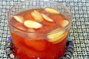 Консервированные персики с миндалем