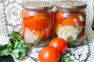 Консервированные помидоры дольками с луком и маслом