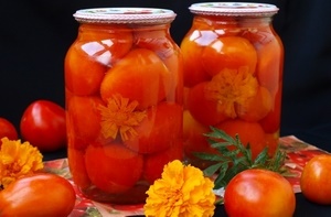 Маринованные помидоры с бархатцами