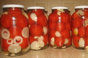 Маринованные помидоры с луком и чесноком на зиму