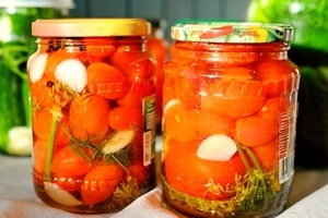 Пряные маринованные помидоры черри