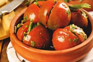 Соленые помидоры с зеленью