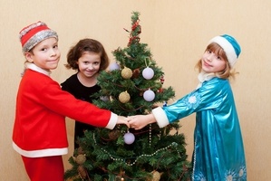 Новогодние игры для детей возле елки