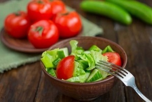Почему нельзя смешивать огурцы и помидоры в салате?