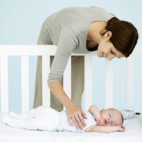 Как ребенка приучить спать в своей кроватке?