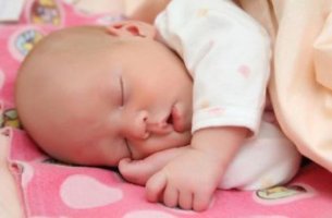 Как уложить спать грудного ребенка?
