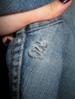 Как зашить дырку на джинсах?