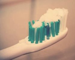 Как отбелить зубы содой?
