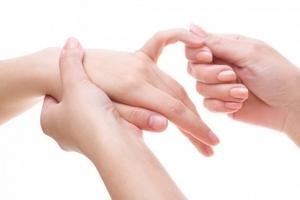 Трещины на пальцах рук: причины