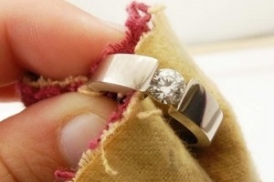 Как почистить кольцо с бриллиантом в домашних условиях?